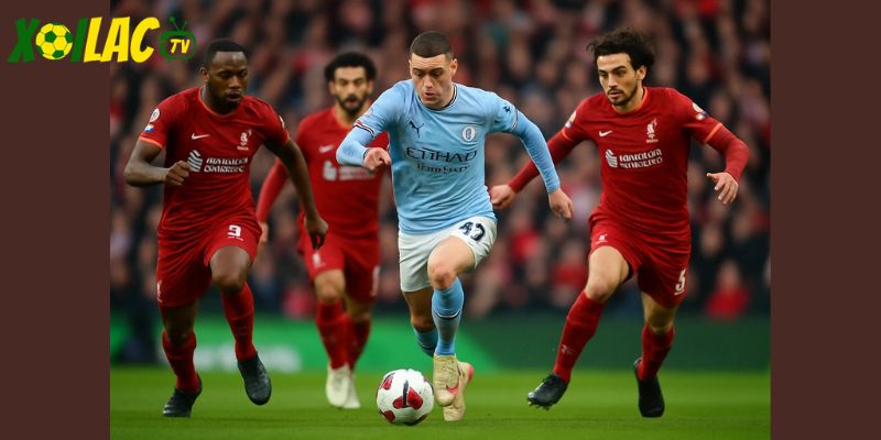 Phil Foden xuyên phá hàng thủ Brentford trong Brentford vs Man City tại Gtech. Phil Foden xuyên phá hàng thủ Brentford trong Brentford vs Man City tại Gtech.