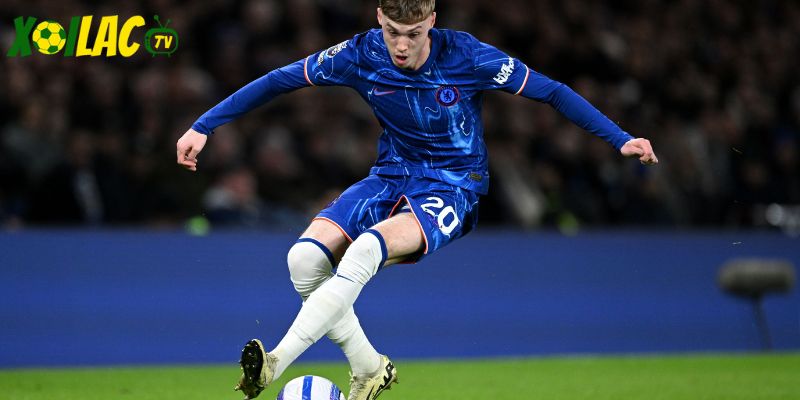 Cole Palmer chuyền bóng chính xác trong Nottingham Forest vs Chelsea tại City Ground. Cole Palmer chuyền bóng chính xác trong Nottingham Forest vs Chelsea tại City Ground.